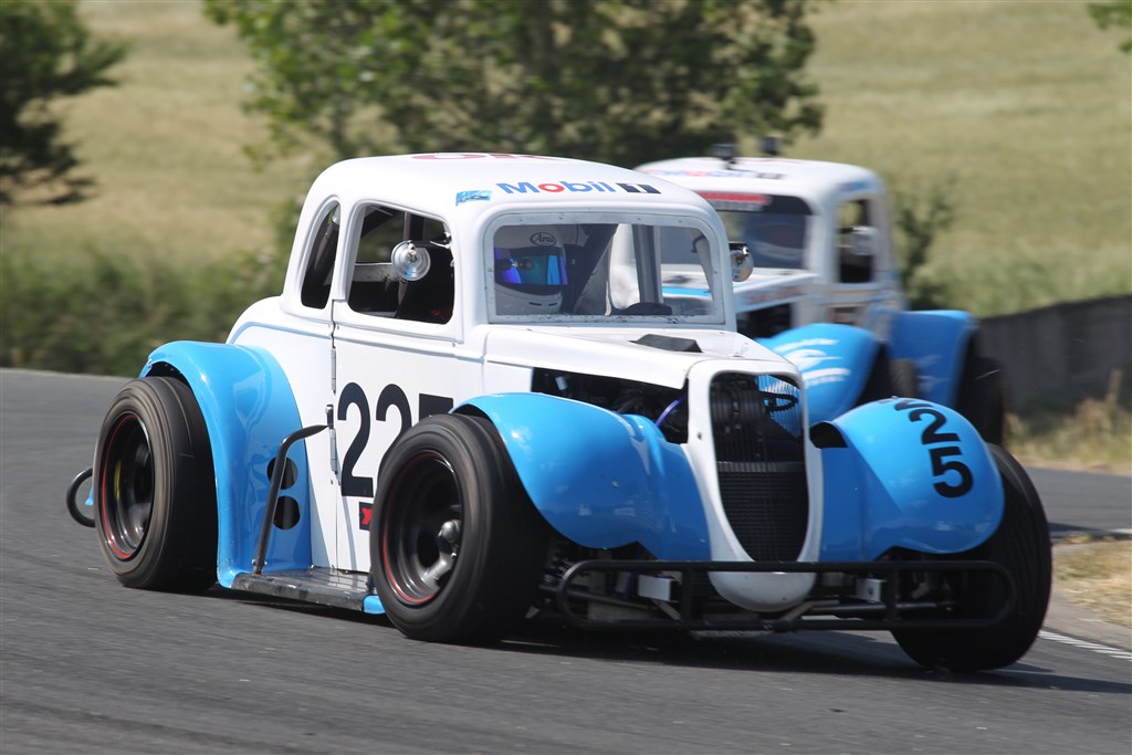 16-årige Erik Martinez Soteldo blandede sig på Ring Djursland i kampen mod de erfarne kørere i OK Mobil 1 Legend Car Cuppen.
(Foto: Henning Smed Madsen)